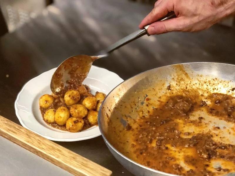 Gli gnocchi originali della Madama vengono impiattati a mano dal cuoco