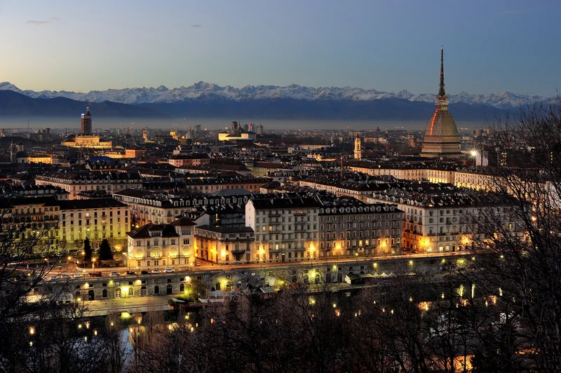 Torino dal Monte dei Cappuccini, con la Mole Antonelliana e le luci della città; Hpnx9420, CC BY 3.0